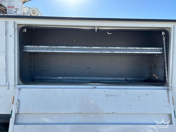 2006-international-bucket-truck-image-31