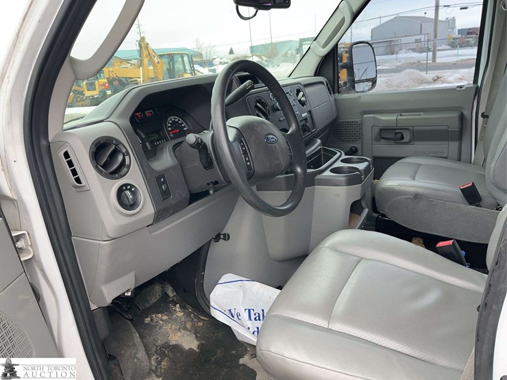 2014-ford-cargo-image-27