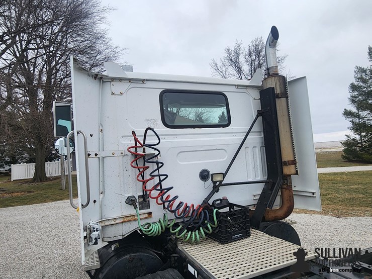 1995-white-wg64t-t/a-day-cab-truck-tractor-image-9