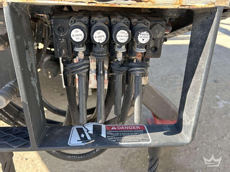 2006-international-bucket-truck-image-27