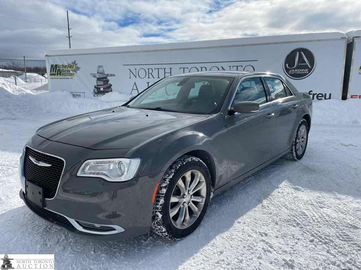 2018-chrysler-300-touring-image-1