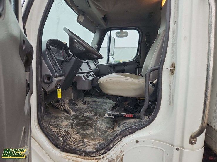 2007-freightliner-m2-106-image-12