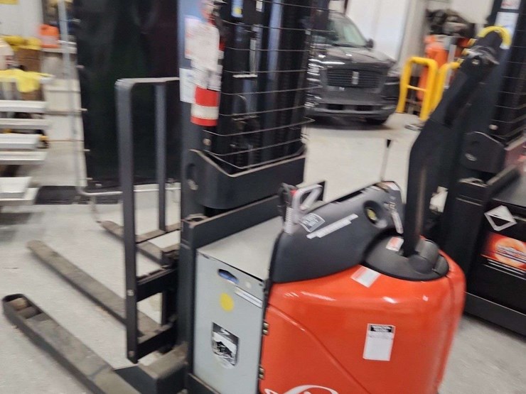 linde-electric-forklift-and-charger-non-operable-linde-wes40-02-4000-lbs-lbs-forklift-image-9