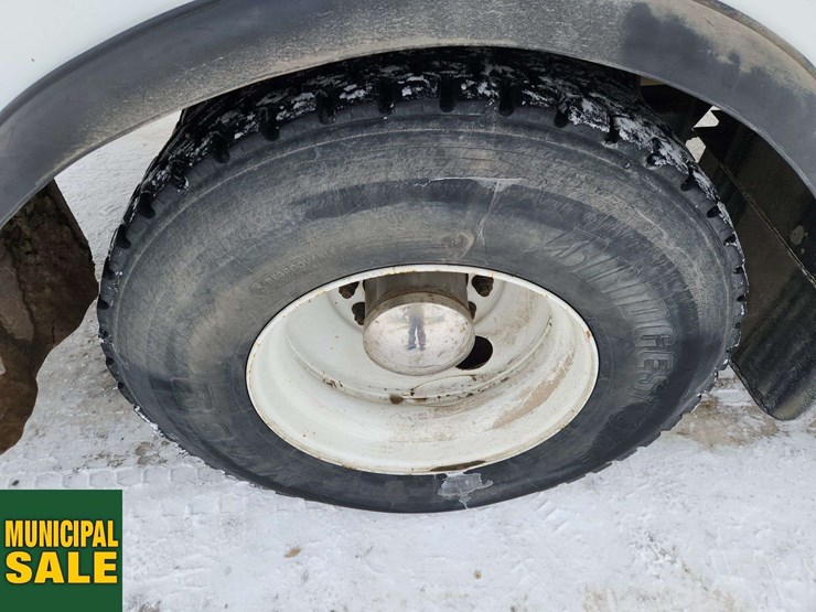 2016-freightliner-m2-106-image-12