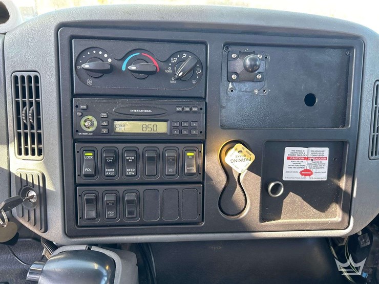 2006-international-bucket-truck-image-15