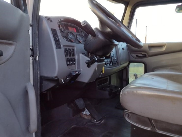 peterbilt-330-image-12