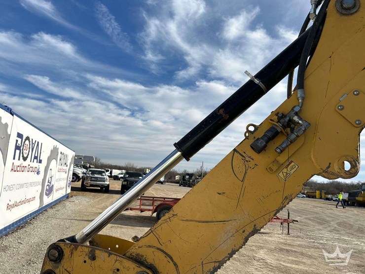 2015-caterpillar-backhoe-image-28