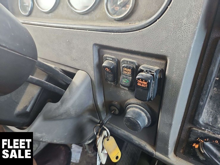 2011-peterbilt-348-image-21