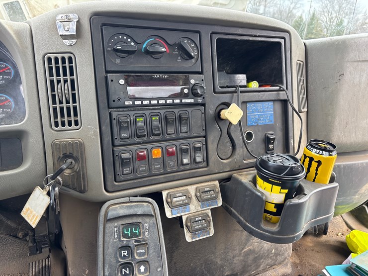 2009-international-7400-image-22