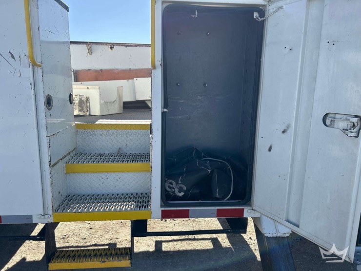 2006-international-bucket-truck-image-33