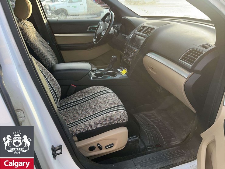 2016-ford-explorer-image-18