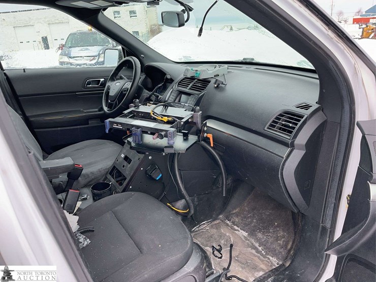 2018-ford-explorer-image-32