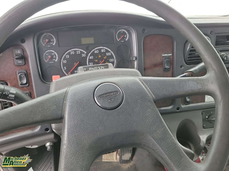 2006-freightliner-m2-106-image-14