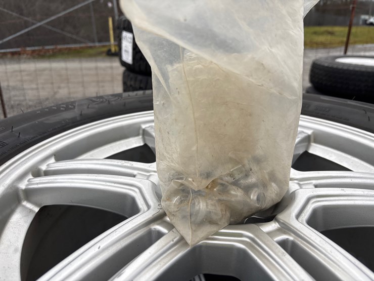 #6516-•-e1.-(4)-michelin-265/60-r18-tires-on-rims-image-3