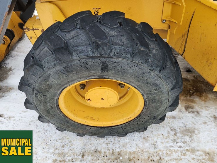 2011-deere-410j-image-11