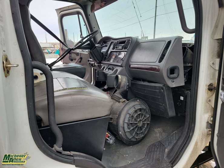 2006-freightliner-m2-106-image-13