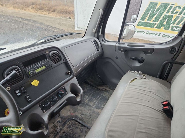 2007-freightliner-m2-106-image-7