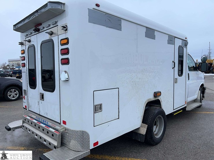 2017-chevrolet-express-g3500-image-3