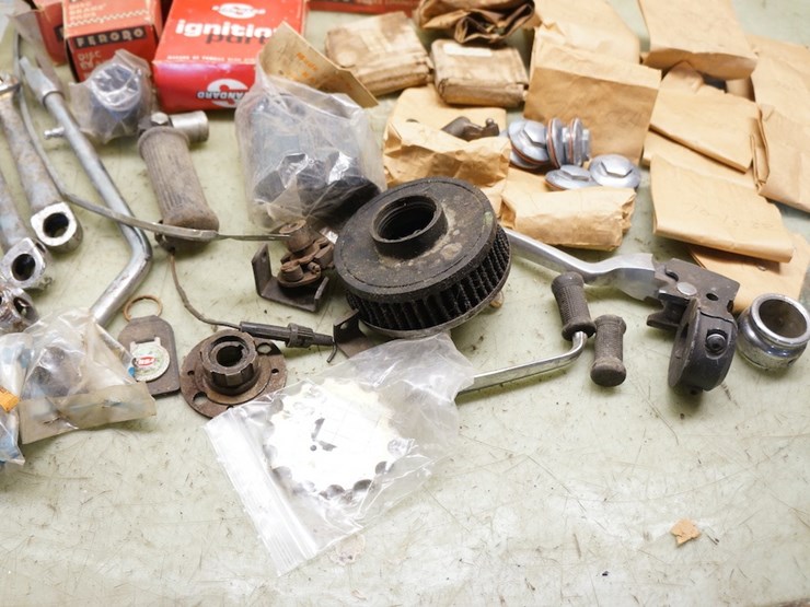 british---triumph-bsa-norton-miscellaneous-parts-lot-image-5