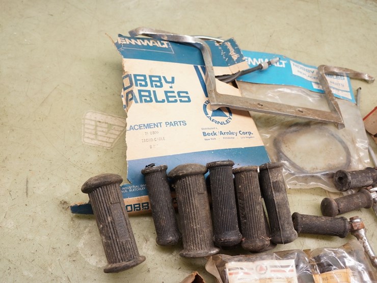 british---triumph-bsa-norton-miscellaneous-parts-lot-image-2