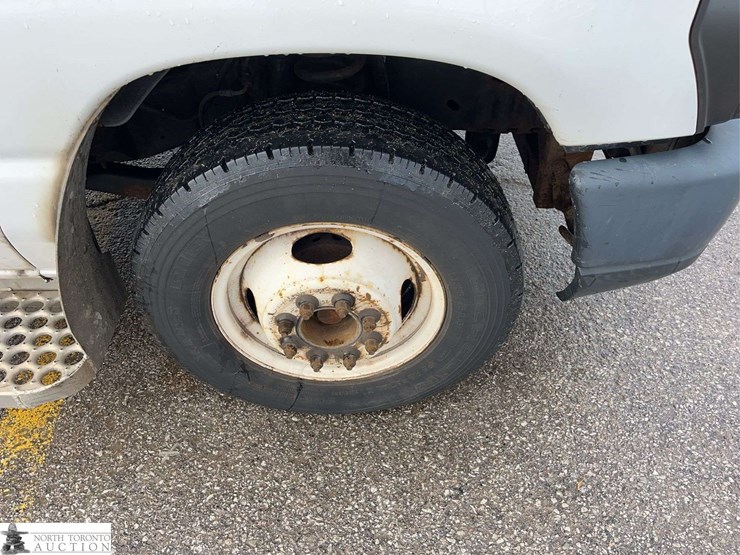 2013-ford-e350-image-9