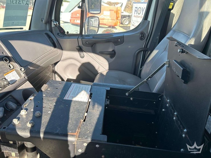 2013-freightliner-m2-bucket-truck-image-17