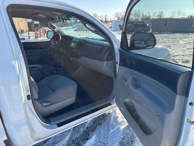 2014-toyota-tacoma-image-19