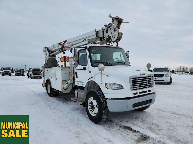 2016-freightliner-m2-106-image-2