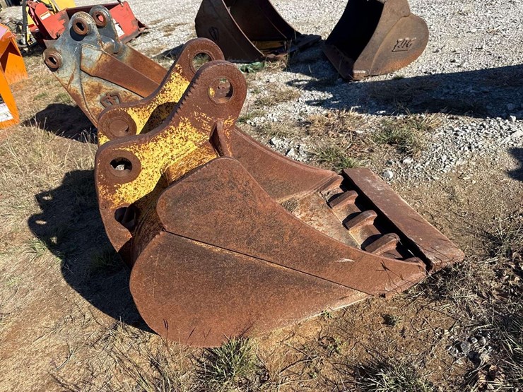 john-deere-24in-digging-tooth-bucket-excavator-attachment-image-5