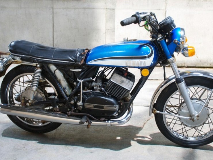 1973-yamaha-rd250-motorcycle-image-4