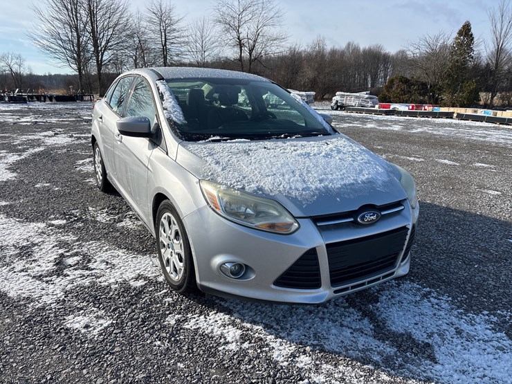 #1110-•-2012-ford-focus-passenger-car-image-8