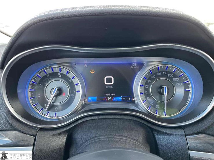 2018-chrysler-300-touring-image-19