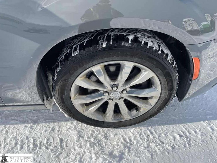 2018-chrysler-300-touring-image-14