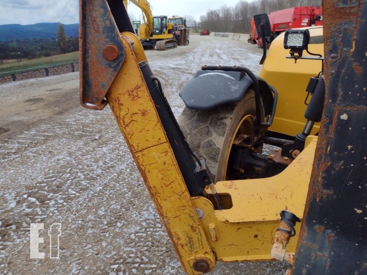 2015-caterpillar-tl1055c-image-18