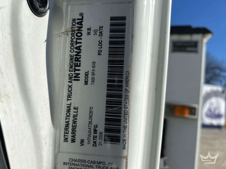 2006-international-bucket-truck-image-5