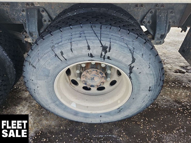 2011-peterbilt-348-image-12