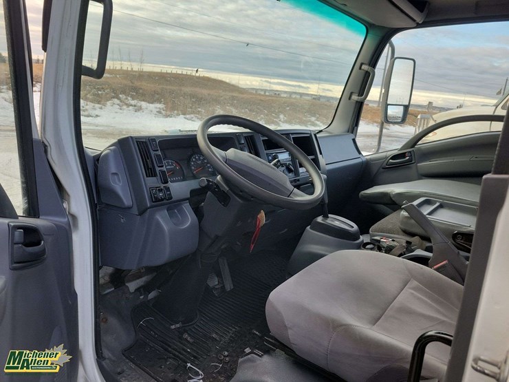 2017-isuzu-npr-image-11