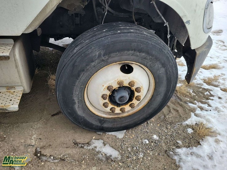 2006-freightliner-m2-106-image-10