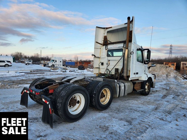 2015-volvo-vnl-t/a-day-cab-tractor-image-4