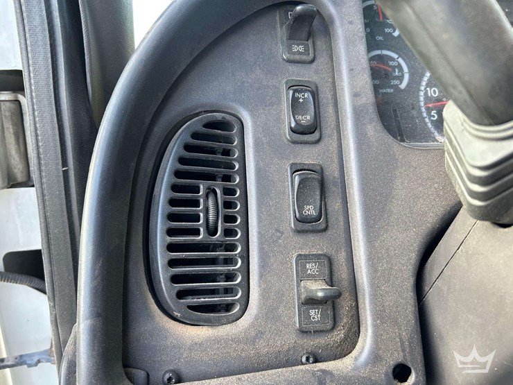 2006-freightliner-m2-bucket-truck-image-16