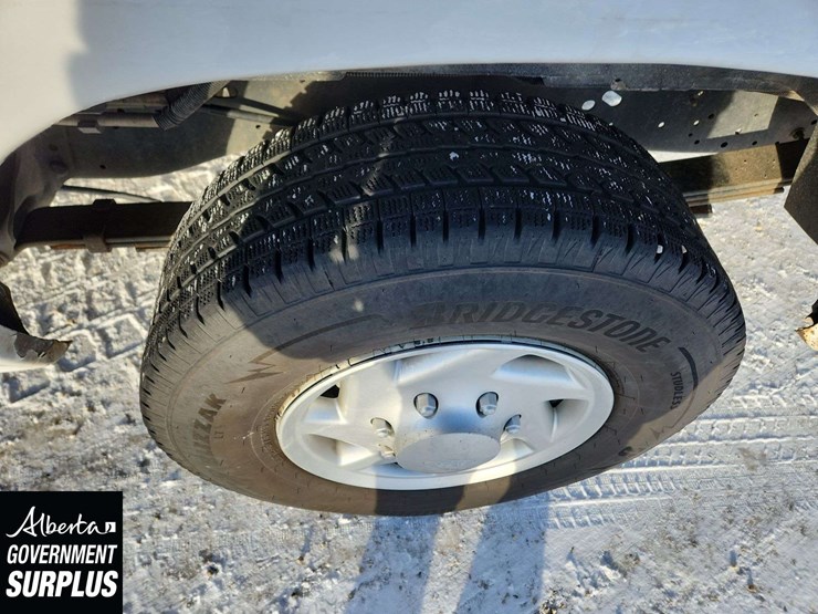 2014-ford-cargo-image-11