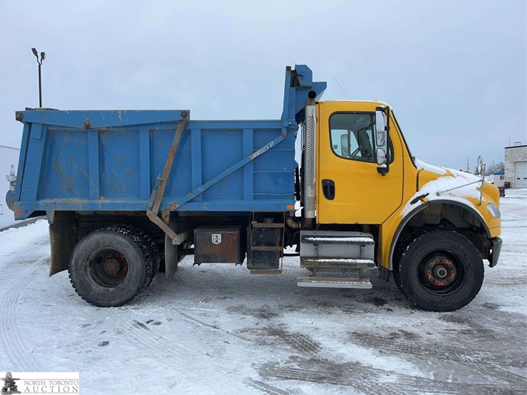 2016-freightliner-m2-106-image-8