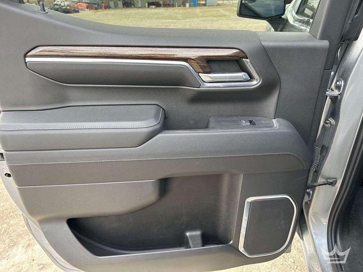 2023-gmc-sierra-elevation-crew-cab-4x4-pick-up-truck-image-18