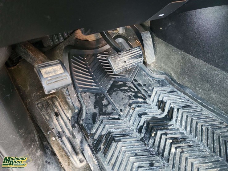 2015-chevrolet-suburban-image-21