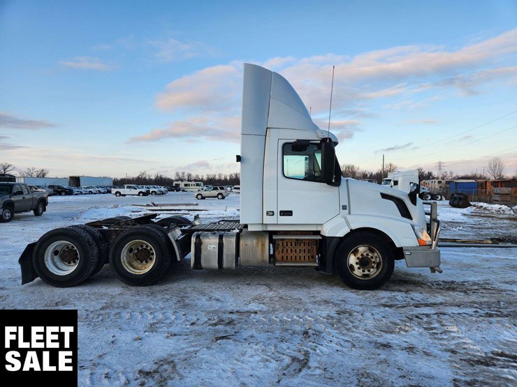 2015-volvo-vnl-t/a-day-cab-tractor-image-8