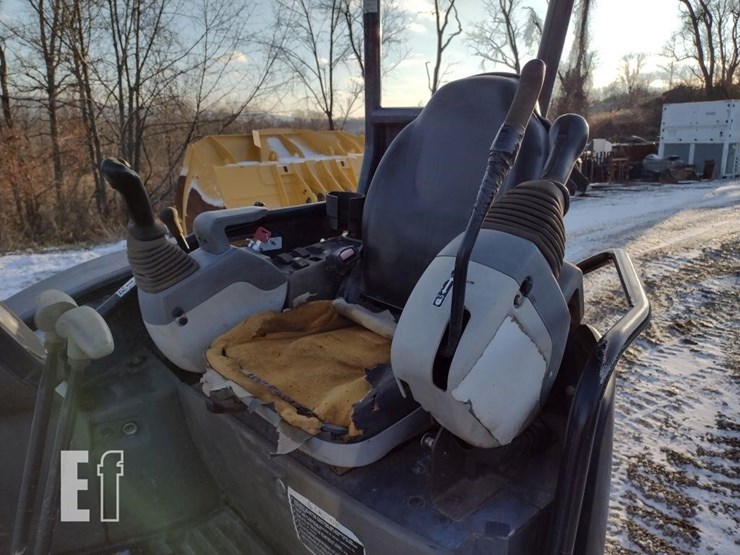 2013-deere-35d-image-12