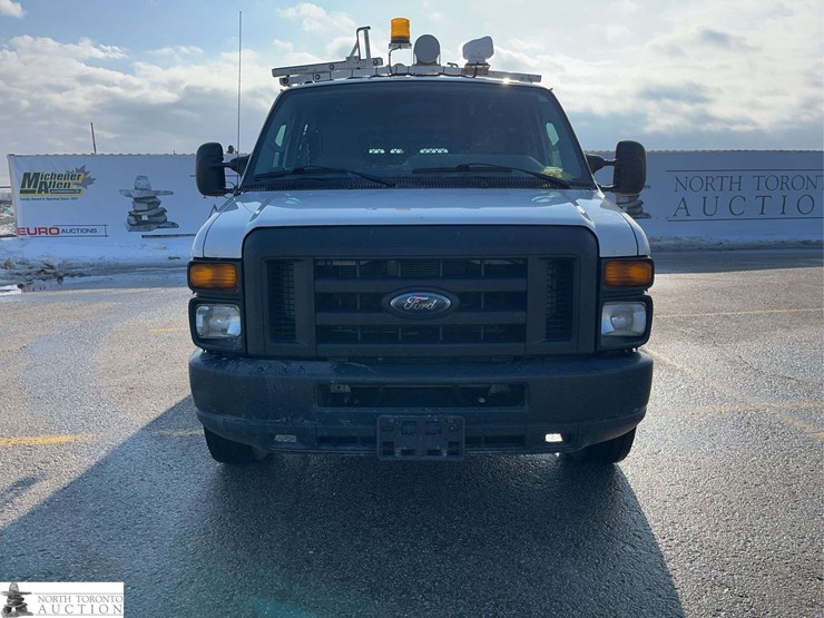 2013-ford-cargo-image-2