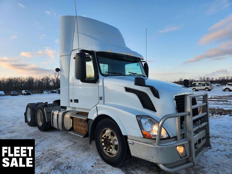 2015-volvo-vnl-t/a-day-cab-tractor-image-2
