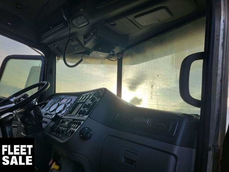 2016-peterbilt-389-image-15