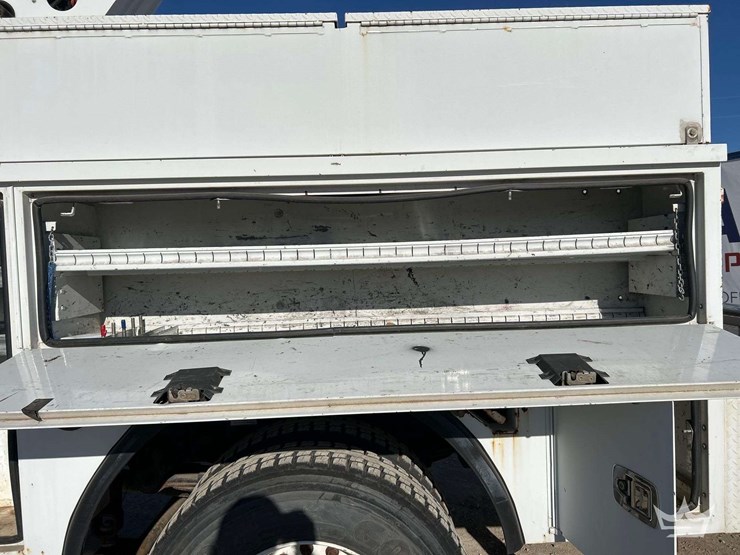 2013-freightliner-m2-bucket-truck-image-22